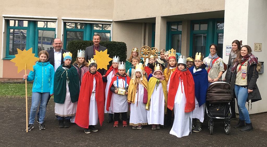 Sternsinger vor dem Rathaus